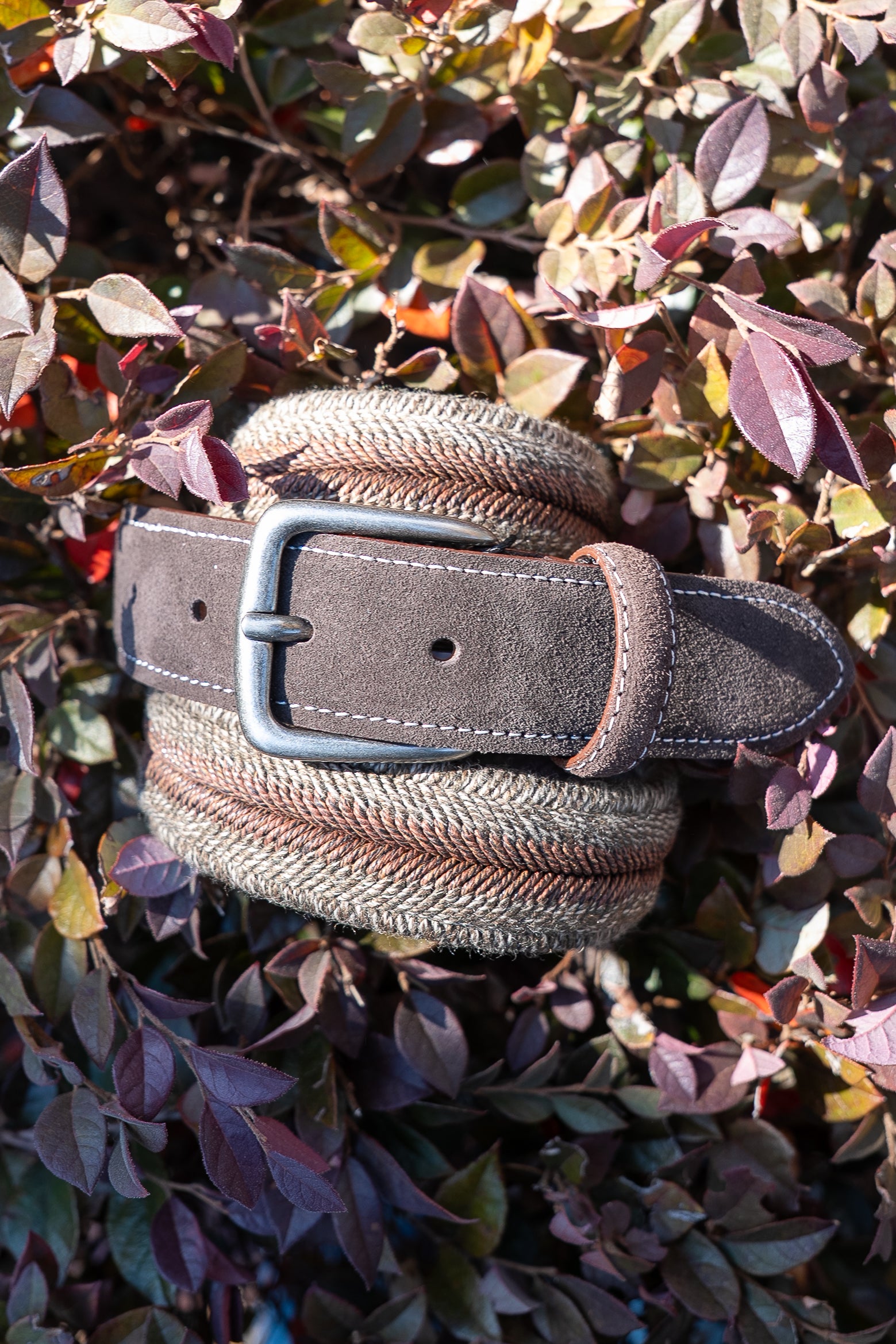 Contrasting stitch woven belt