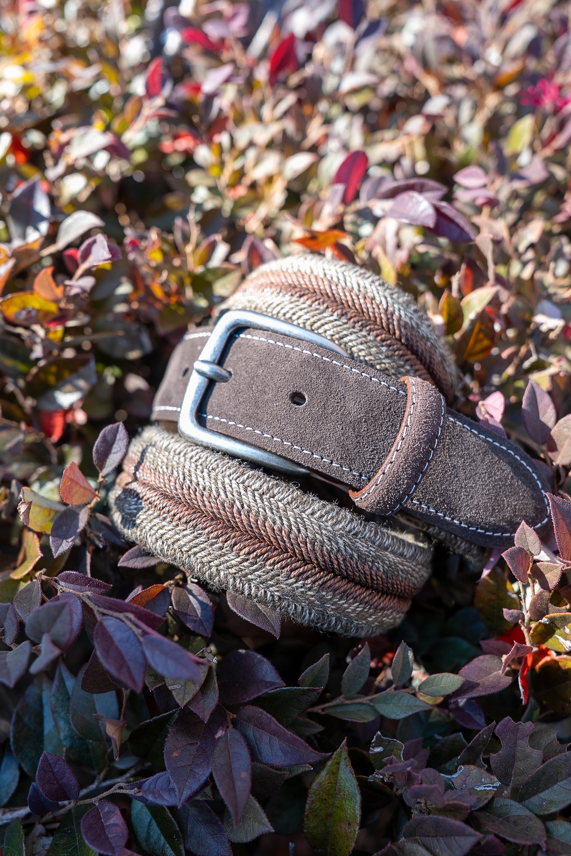 Contrasting stitch woven belt